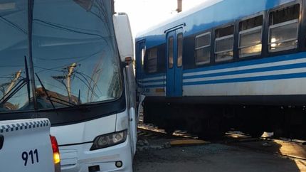 impactante choque entre un colectivo y un tren en monte grande: 12 heridos