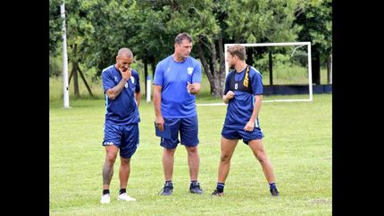 Aldrico, con dos referentes del plantel, durante el entrenamiento. Aldrico, con dos referentes del plantel, durante el entrenamiento.
