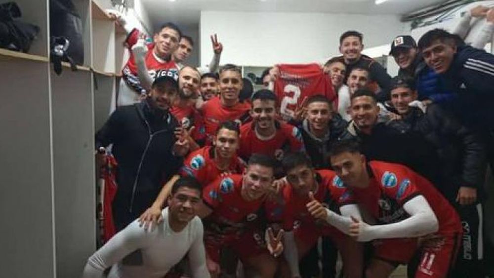Los jugadores del Tambero festejan el clásico en el vestuario.