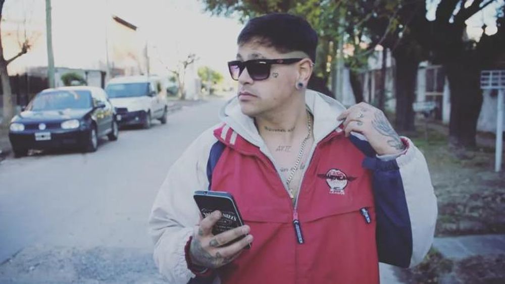 Juan camina las calles de Centenario, el lugar en el que creció y donde forjó su sueño de ser artista.