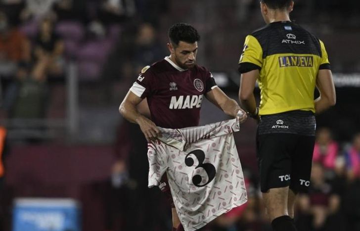 El Laucha Acosta en el momento más triste del partido.