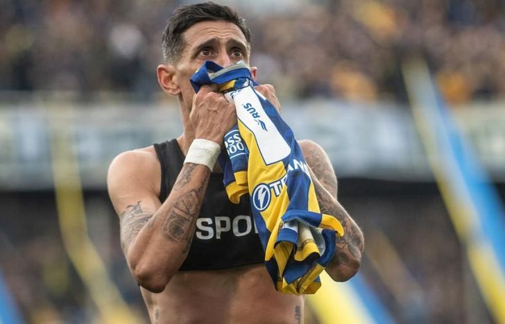 Los hinchas de Lanús esperan a Ángel Di María con una bandera.