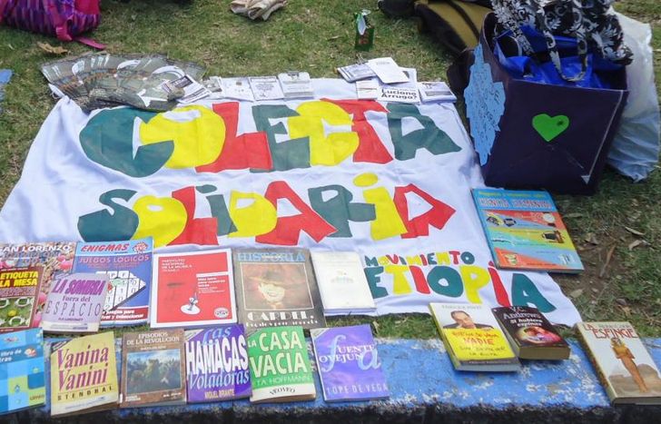 Intercambian un alimento por una variedad de libros.
