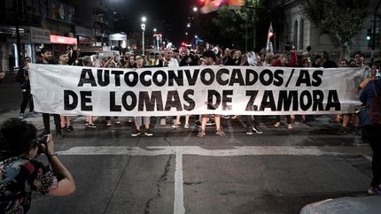 Todos los viernes hay cacerolazos y asambleas en Lomas. Todos los viernes hay cacerolazos y asambleas en Lomas.