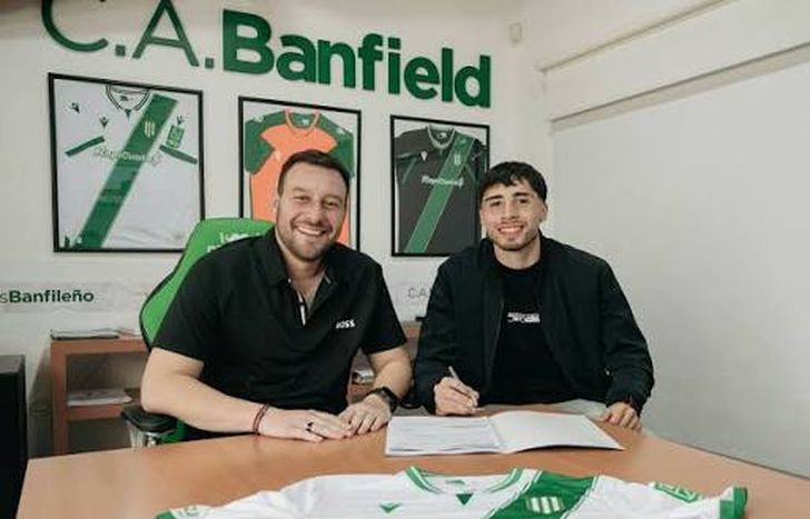 Brandon Oviedo extendió su contrato con Banfield.