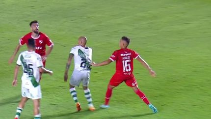 El partido entre Banfield e Independiente no tuvo goles, pero si polémicas.