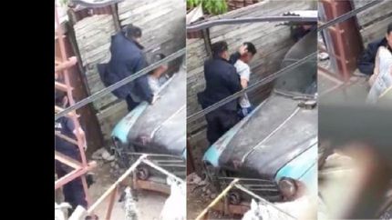El menor fue atacado tras ser reducido con las esposas.