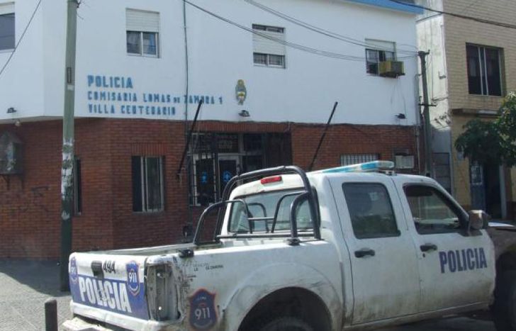 El policía fue trasladado a la Comisaría 7ª de Villa Centenario.
