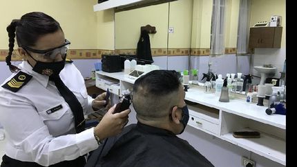 la experiencia de una vecina de adrogue como peluquera de la base naval puerto belgrano