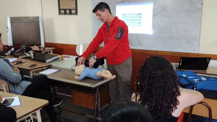Brindan un taller de RCP pediátrico para padres de niños internados.