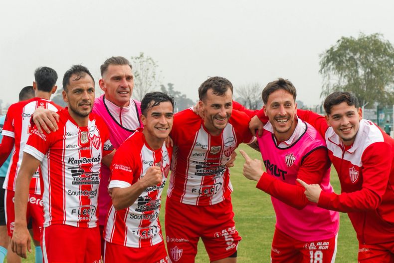 Talleres golea a Camioneros y se sube a la cima en la Primera B.