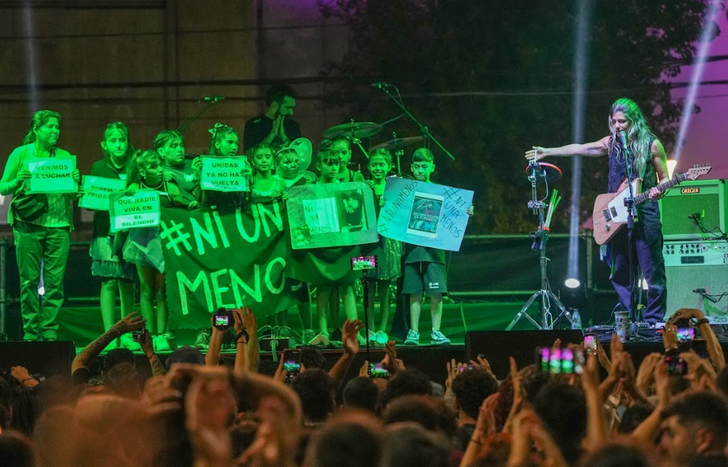 El Día de la Mujer en la Plaza Grigera de Lomas tuvo rock, cumbia y conciencia contra la desigualdad.