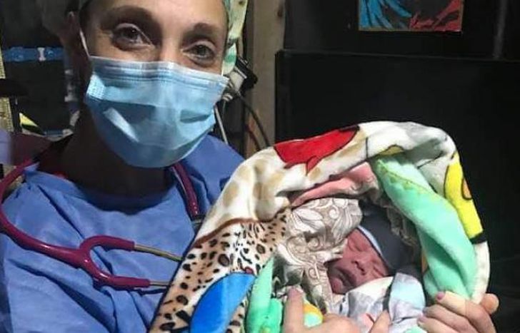 La directora de la Unidad Sanitaria Finochietto con el bebé.