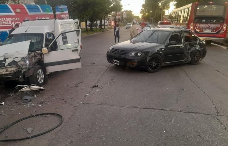 Los dos autos sufrieron daños por el accidente.