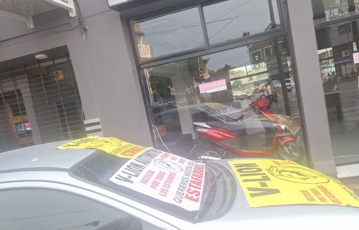 Uno de los escraches a la concesionaria acusada de estafas.