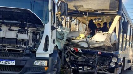 El colectivo y el camión que protagonizaron el choque.