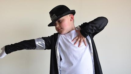 Benizio comenzó a escuchar a Michael Jackson por YouTube y comenzó a imitarlo.