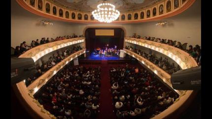 el teatro roma, con una gran cartelera