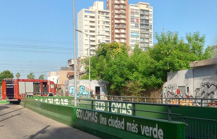 El incendio ocurrió a metros del paso bajo nivel de Sáenz.