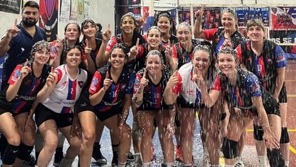 Así celebraron el ascenso las chicas de Atlético Llavallol. Así celebraron el ascenso las chicas de Atlético Llavallol.