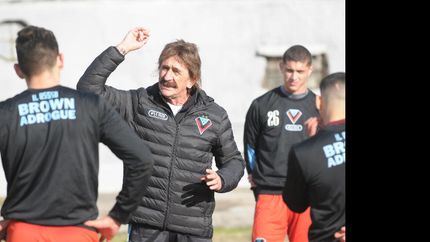 brown: triunfo amistoso y un nuevo refuerzo