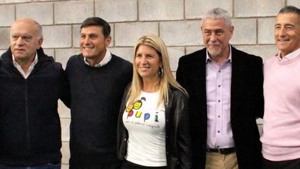 Néstor Grindetti, Javier Zanetti y su esposa Paula de la Fuente, Jorge Ferraresi y Omar Galdurralde.