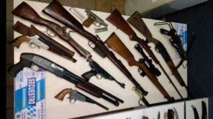 Hallaron armas de fuego, blancas y una gran cantidad de municiones.