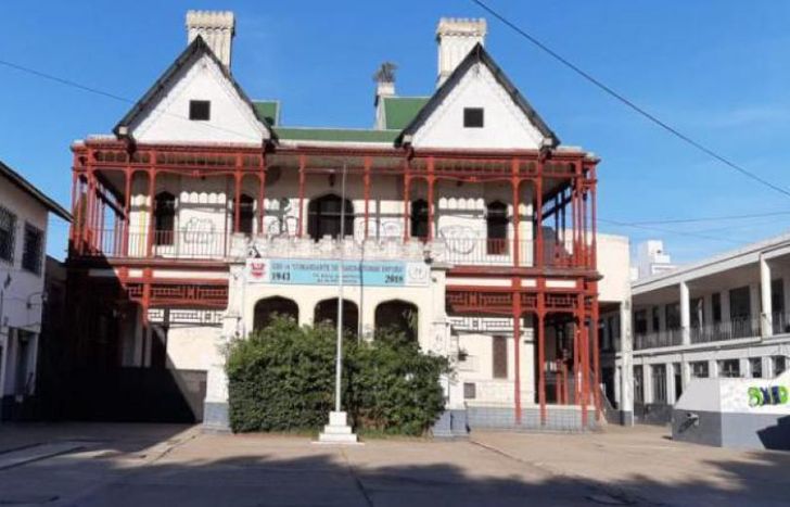 Ubicado frente a la estación de Temperley.