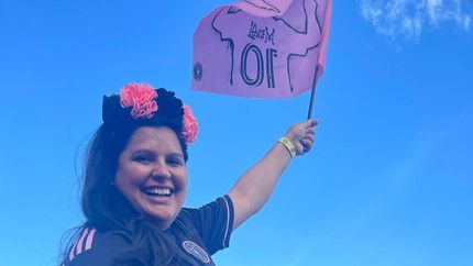 Gabriela, junto a su hermana Yesica, estuvieron presentes en la cancha. Representación lomense en el Inter Miami.