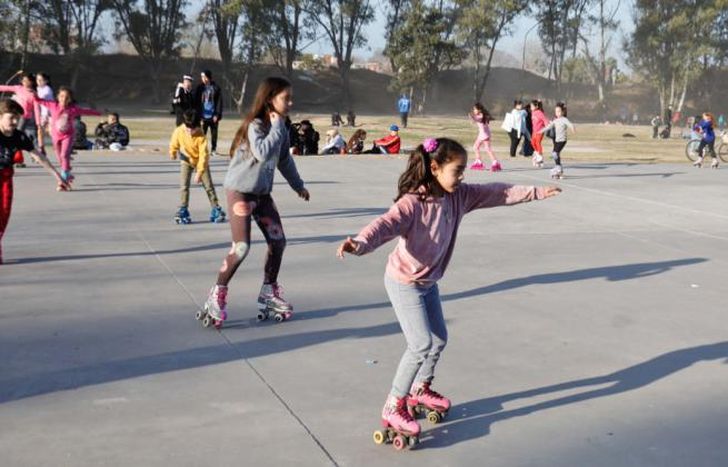 Hicieron clases abiertas de patín con más de 100 participantes.