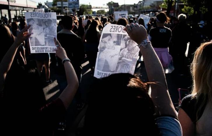 Una de las marchas que se realizó hasta la casa de los acusados.