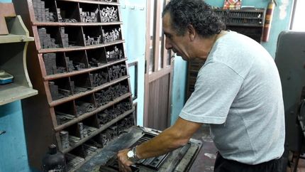 El arte de armar palabras, letra por letra, en las manos de Fabián.