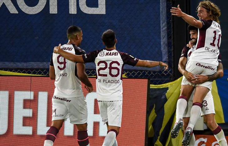 Orsini festeja con De la Vega, llegan al abrazoDi Plácido y Sand.