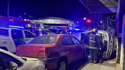 El auto quedó volcado sobre la vereda.