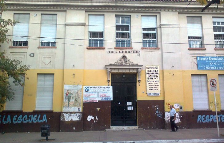 Conocida popularmente como “la Escuela de la Plaza” en Lomas.