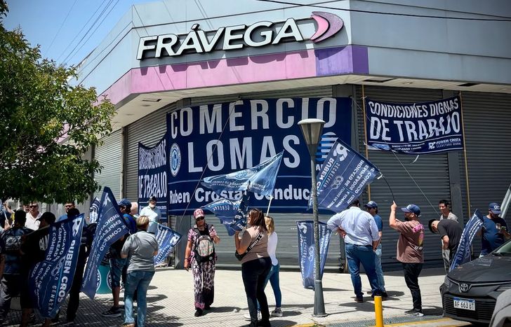 Protesta en la sucursal de Frávega en Temperley.