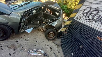 Así quedó el auto que impactó contra el local.