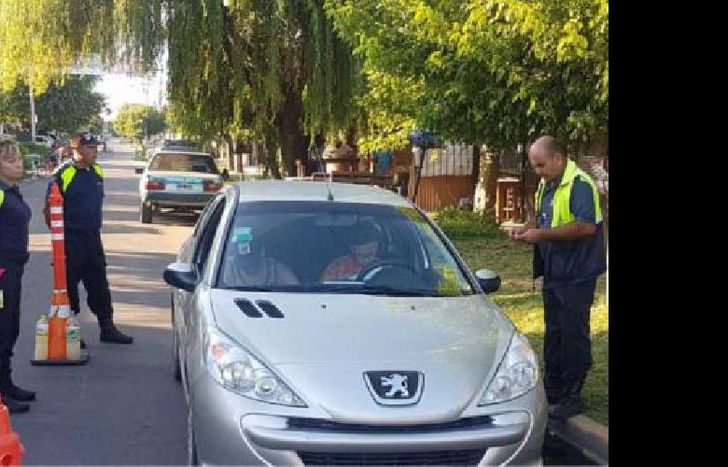 los agentes de tránsito verifican que los conductores tengan toda la documentación.