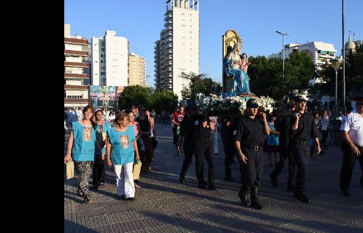 Cientos de vecinos seguidores de la virgen participaron de la celebración.