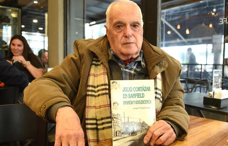 Deschamps tiene un libro de su autoría que trata sobre la infancia y adolescencia de Cortázar.