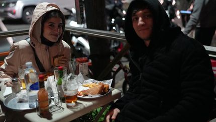 pese al frio, el dia de las hamburguesas fue un boom en lomas