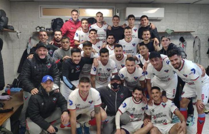 Un vestuario feliz y ganador en Adrogué.