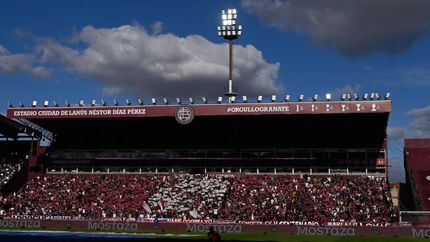 ¿podria haber barras de la u de chile en la cancha de lanus?