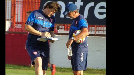 Kopriva, con su ayudante, analiza variantes para revertir el presente del equipo. Kopriva, con su ayudante, analiza variantes para revertir el presente del equipo.