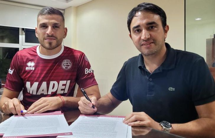 Fernández rubricando su contrato.