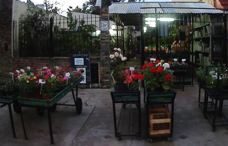 En el local ubicado en Melo 948, Banfield reciben las donaciones.