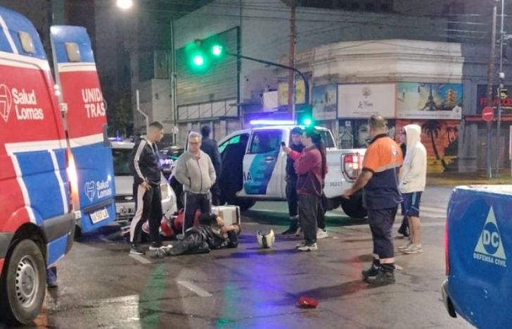 El repartidor caído sobre la avenida tras el choque.