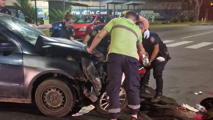 La pareja iba en moto y fue atropellada por un auto.