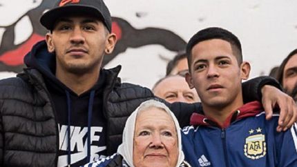 Los jóvenes, junto a Nora Cortiñas.