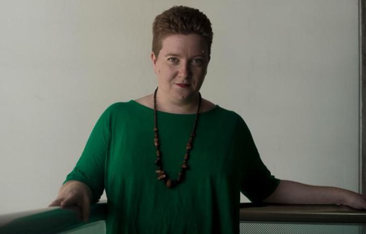 Se recibió en la Universidad de Lomas y vive en Temperley.